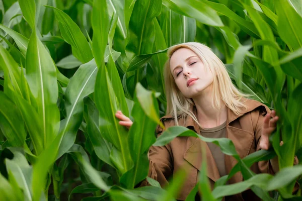 Blond Vrouw Mantel Maïsveld Zomer — Stockfoto