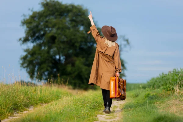 Blonda Femeie Mantie Pălărie Valiză Mers Jos Drum Rural Sat — Fotografie, imagine de stoc