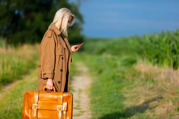 Femme Blonde Manteau Avec Suicase Téléphone Portable Sur Route Campagne — Photo