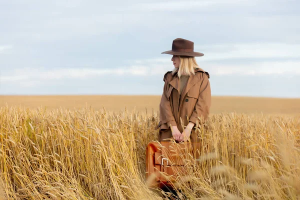 Mujer Rubia Capa Sombrero Con Maleta Campo Trigo —  Fotos de Stock