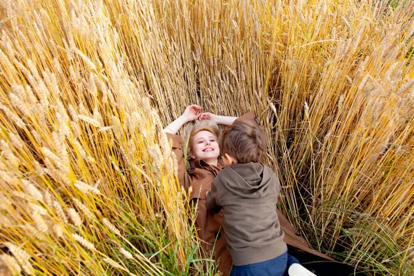 Blond Moeder Mantel Met Een Kind Jongen Tarweveld — Stockfoto