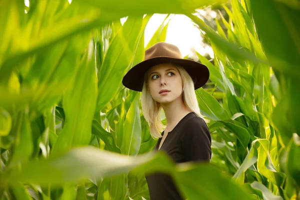 Donna Bionda Cappello Vestito Nero Campo Grano — Foto Stock