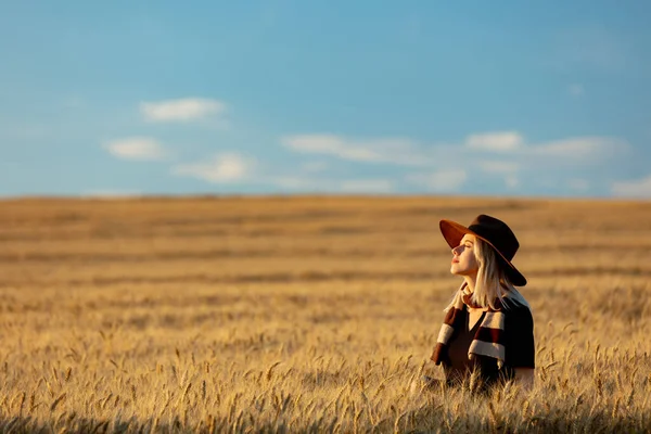Blondýny Žena Černých Šatech Klobouk Šátkem Pšeničném Poli Podzimním Období — Stock fotografie