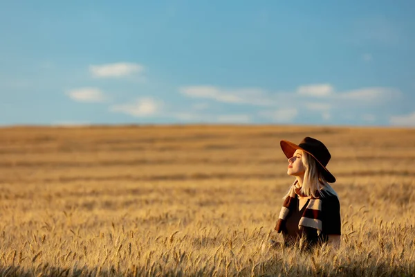 Mujer Rubia Vestido Negro Sombrero Con Bufanda Campo Trigo Otoño — Foto de Stock