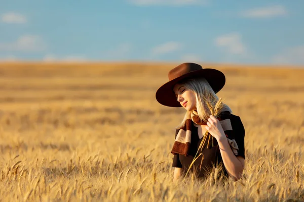 Blondýny Žena Černých Šatech Klobouk Šátkem Pšeničném Poli Podzimním Období — Stock fotografie