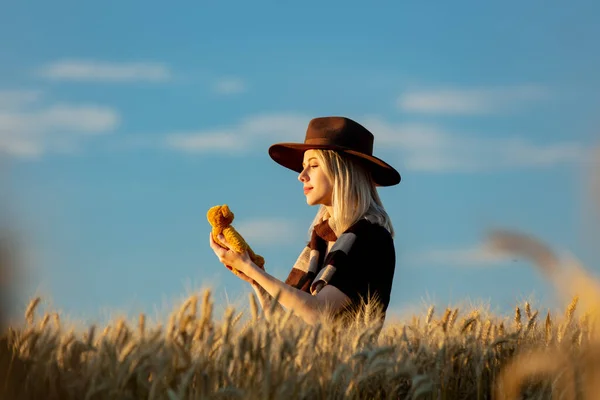 Femme Blonde Robe Noire Chapeau Avec Écharpe Tient Jouet Ours — Photo