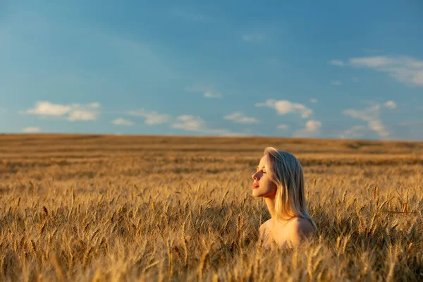 Blond Vrouw Zonder Kleren Tarweveld Zonsondergang Tijd — Stockfoto