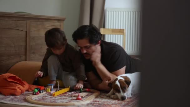 Far Son Och Hund Leker Hemma Film — Stockvideo