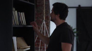 Adam kitap görüntülerini seçiyor 