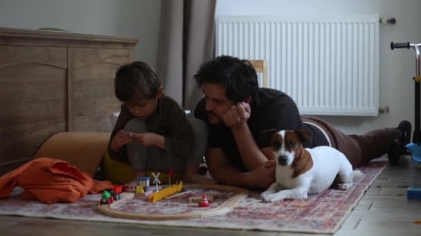 Vater Sohn Und Hund Spielen Hause — Stockvideo