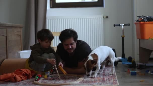 Отец Сын Собака Играют Дома — стоковое видео