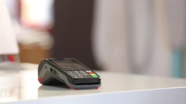 Ukalalıkla ödeme yapan kişinin kırpılmış görüntüleri 