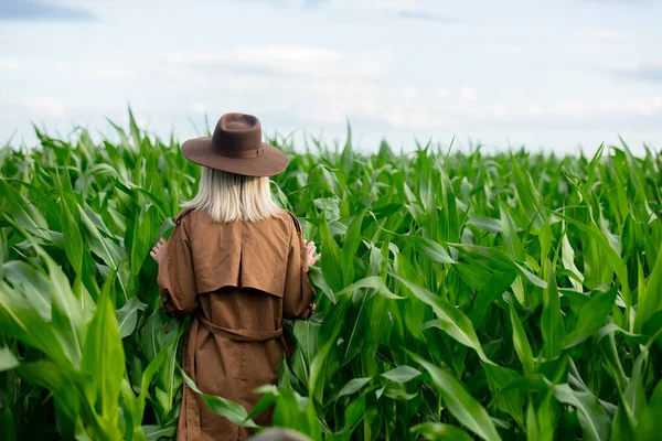 Femme Blonde Manteau Chapeau Dans Champ Maïs Été — Photo