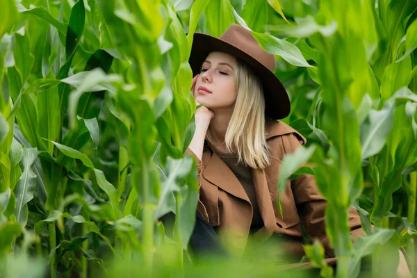 Femme Blonde Manteau Chapeau Dans Champ Maïs Été — Photo