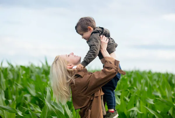 Блондинка Мати Плащі Дитиною Хлопчик Кукурудзяному Полі Літній Час — стокове фото