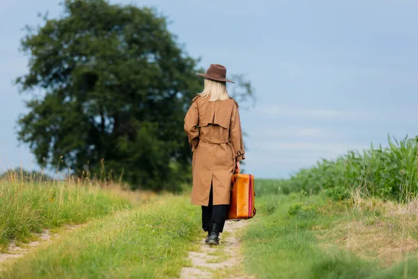 Femme Blonde Manteau Chapeau Avec Valise Marchant Sur Route Campagne — Photo