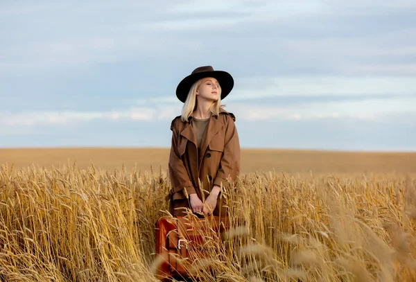 Mulher Loira Capa Chapéu Com Mala Campo Trigo — Fotografia de Stock