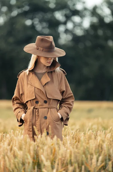 Mujer Rubia Capa Sombrero Campo Trigo — Foto de Stock