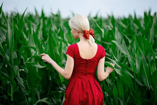 Dame Blonde Belle Robe Rouge Dans Champ Maïs — Photo