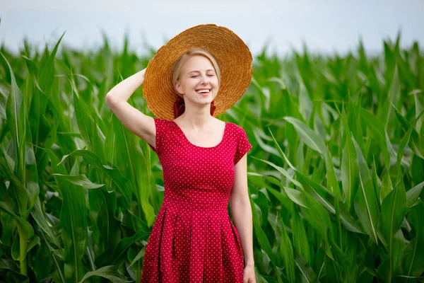 Blond Dam Hatt Och Vacker Röd Klänning Majsfält — Stockfoto