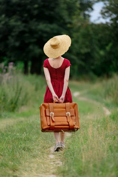 Blond Dam Vacker Röd Klänning Med Resväska Och Hatt Landet — Stockfoto