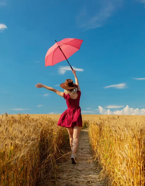 Blondes Mädchen Mit Hut Und Rotem Kleid Mit Regenschirm Weizenfeld — Stockfoto