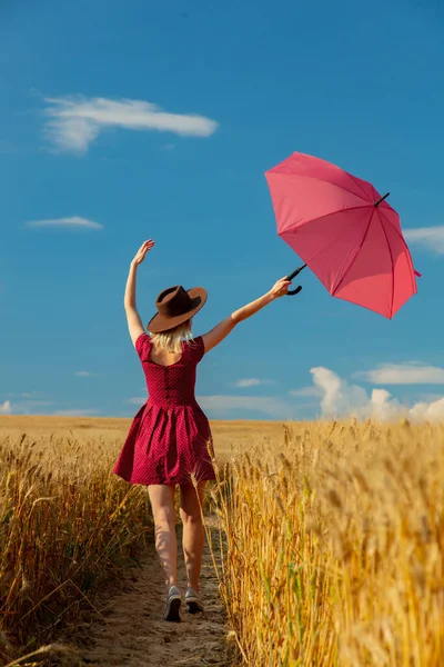 Chica Rubia Sombrero Vestido Rojo Con Paraguas Campo Trigo —  Fotos de Stock