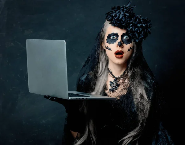 Retrato Una Chica Disfraz Bruja Con Computadora Portátil Sobre Fondo —  Fotos de Stock
