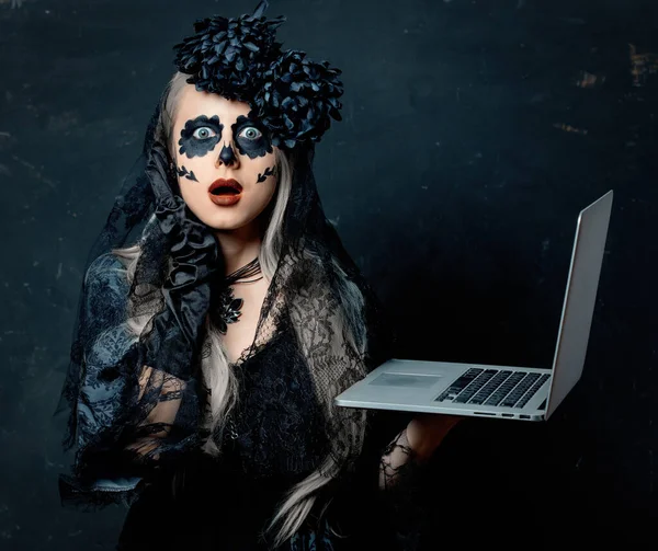 Ritratto Una Ragazza Costume Strega Con Computer Portatile Sfondo Scuro — Foto Stock