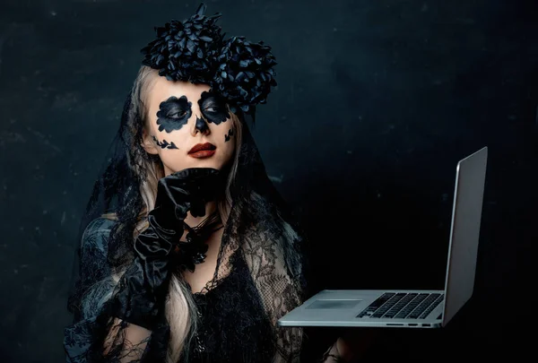 Ritratto Una Ragazza Costume Strega Con Computer Portatile Sfondo Scuro — Foto Stock