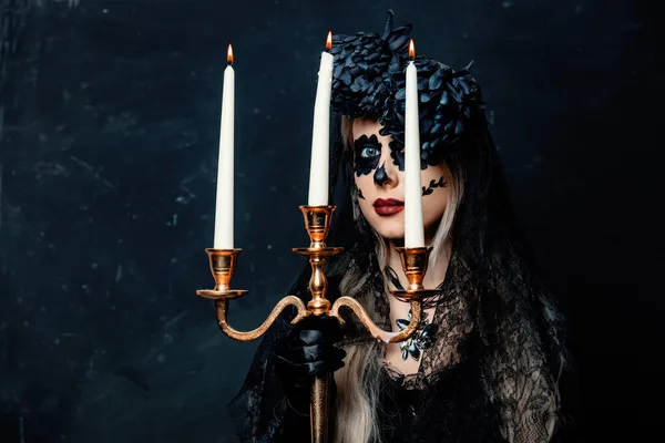 一个穿着巫婆服装 背景漆黑的女孩的肖像 万圣节假期 — 图库照片