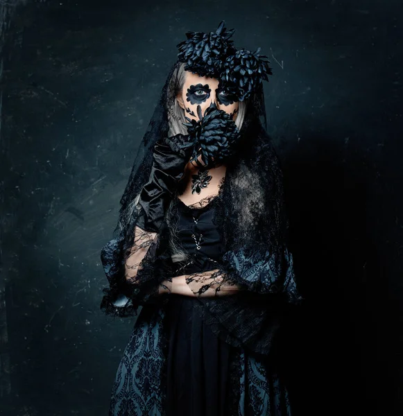 一个穿着巫婆服装 黑色花朵 背景漆黑的女孩的肖像 万圣节假期 — 图库照片
