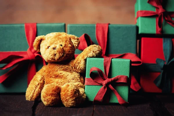Teddybär Und Weihnachtsgeschenke Auf Holztisch Vor Hintergrund Vintage Farbstil — Stockfoto