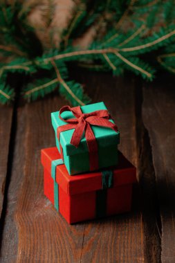 Noel hediye kutuları ve ladin dalları ahşap masada.