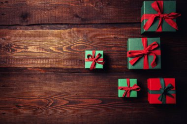 Tahta masada tatil için hediye kutuları. Vintage renk biçiminde resim