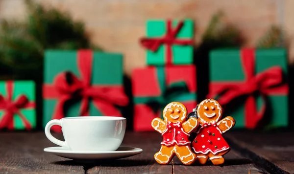 Kopp Kaffe Och Pepparkakor Man Och Kvinna Bredvid Julklappar Träbord — Stockfoto