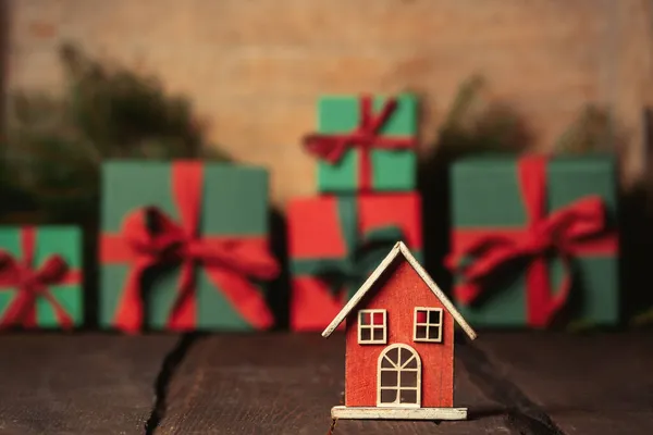 Petite Maison Jouet Cadeaux Sur Table Fond Bois — Photo