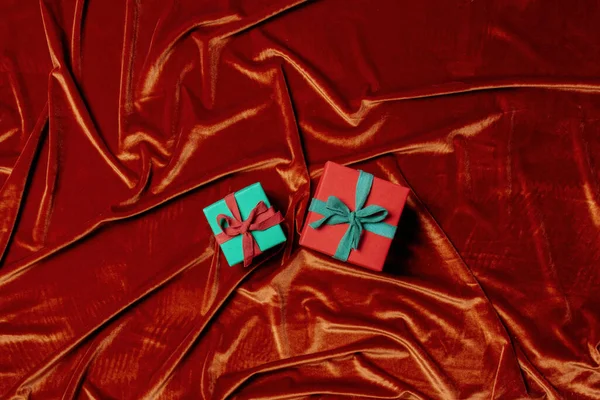 Drei Weihnachtsgeschenke Auf Purpurrotem Stoff Auf Dem Hintergrund Ansicht Von — Stockfoto