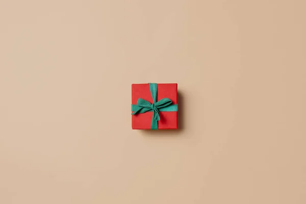 Красная Подарочная Коробка Зеленой Лентой Белом Фоне Вид Сверху — стоковое фото