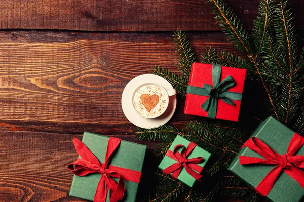 Kaffeebecher Und Herzform Neben Geschenkboxen Auf Einem Holztisch Ansicht Von — Stockfoto
