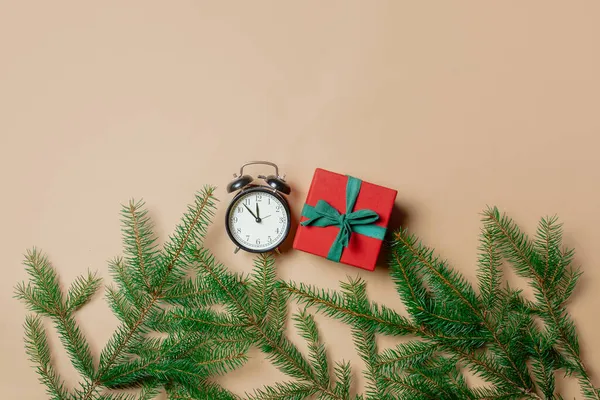 Weihnachtsgeschenkbox Mit Fichtenzweigen Und Wecker Auf Dunkelweißem Hintergrund Ansicht Von — Stockfoto