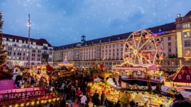 11 Kasım 2019 - Dresden, Almanya: Dresden 'de Dresden Meydanı' ndaki Noel süsleri, oyuncakları ve manzara evleri