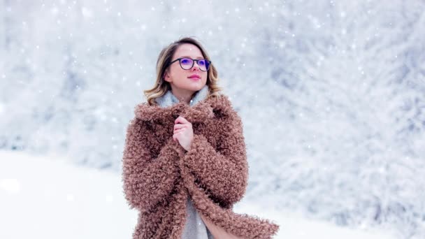 Vacker Flicka Pälsen Snö Skog — Stockvideo