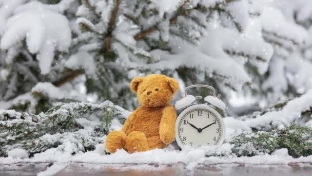 Teddy Beer Speelgoed Wekker Houten Tafel Sneeuw — Stockvideo