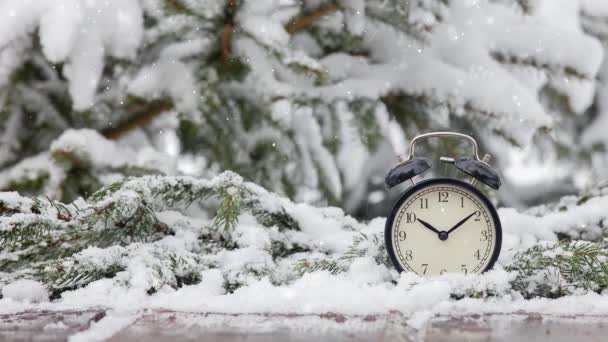 Jam Alarm Vintage Atas Meja Kayu Dalam Badai Salju — Stok Video