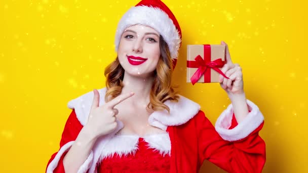 Santa Claus Flicka Röda Kläder Med Presentförpackning — Stockvideo