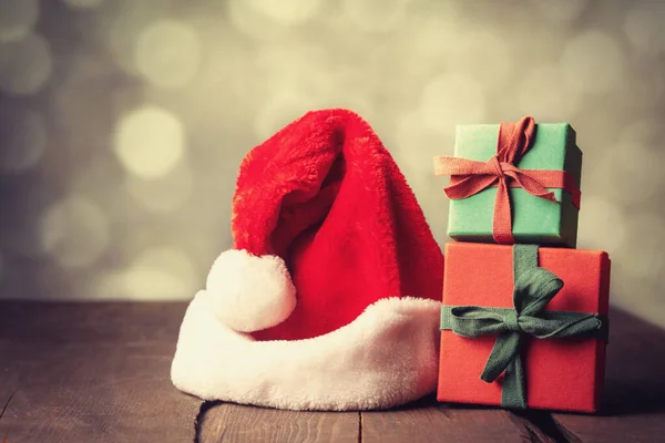 Scatola Regalo Cappello Babbo Natale Tavolo Legno Con Bokeh Sullo — Foto Stock