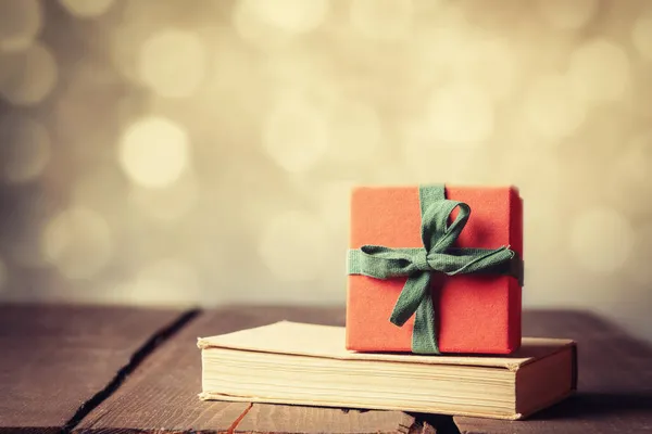 Красная Подарочная Коробка Книга Деревянном Столе Боке Фоне — стоковое фото