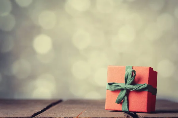 Caja Regalo Roja Vintage Sobre Mesa Madera Con Bokeh Sobre —  Fotos de Stock