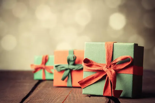 Vintage Rode Geschenkdozen Houten Tafel Met Bokeh Achtergrond — Stockfoto